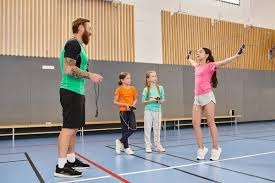 莱斯特城官方：后卫詹姆斯-贾斯汀转会加盟利兹联