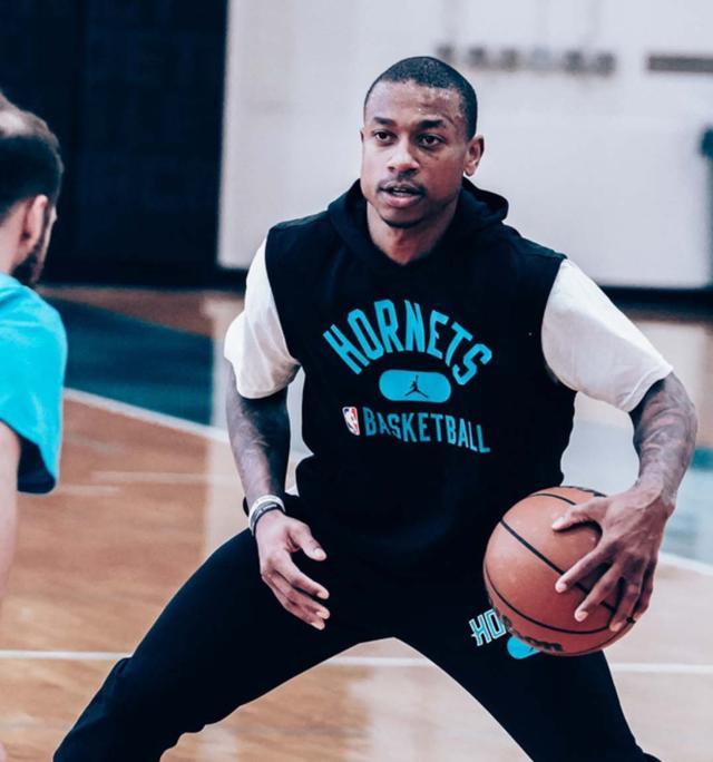 抬起哑铃至 抬起哑铃至